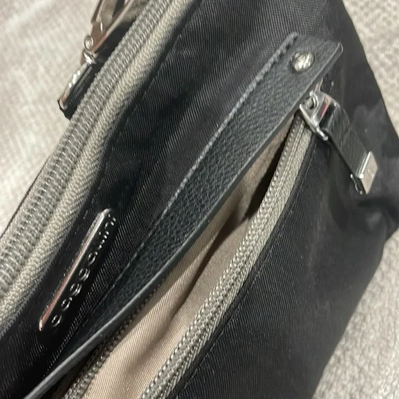 Baggallini- multiple option black bag. Cross body, over shoulder or wristlet. - Picture 7 of 10